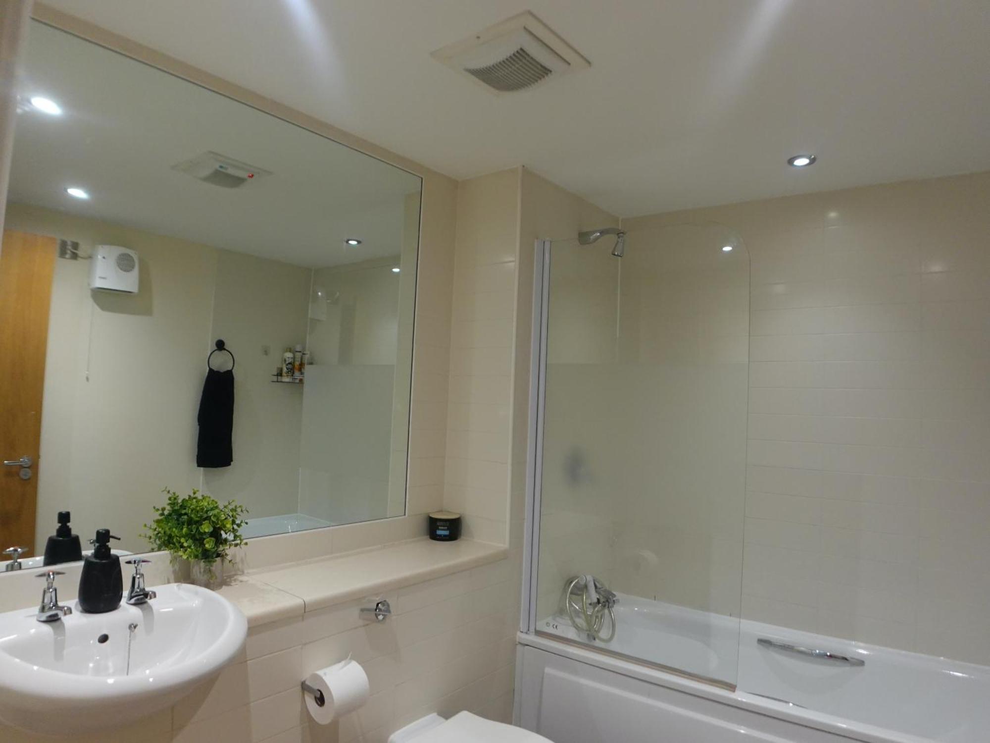 Modern Spacious Apartment In Digbeth With Balcony - Netflix, Youtube, Amazon Tv, Superfast Wifi - Just 10 Mins To Birmingham Centre, Bullring, Train, Coach Station And Birmingham Fc מראה חיצוני תמונה